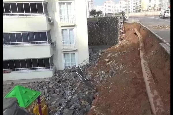 İstinat duvarı çöktü, kadın canını son anda kurtardı
