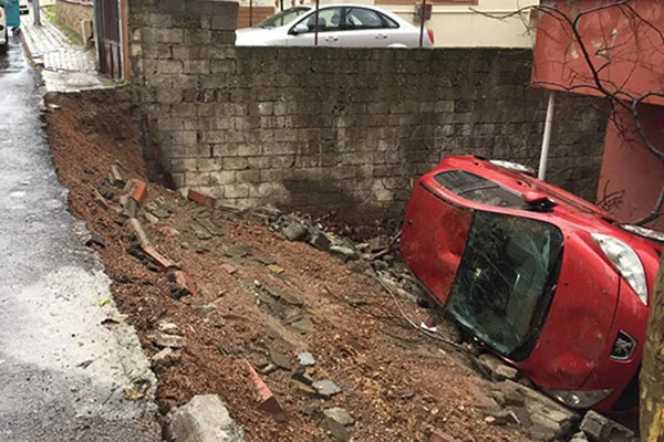 İstinat duvarı çökünce park halindeki araç bahçeye uçtu