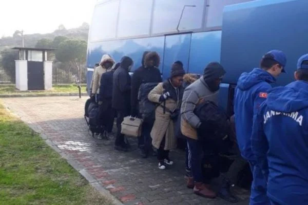 İzmir'de 42 kaçak göçmen kamyon kasasında yakalandı