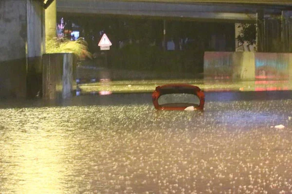 İzmir'de bazı araçlar su birikintilerinde kaldı