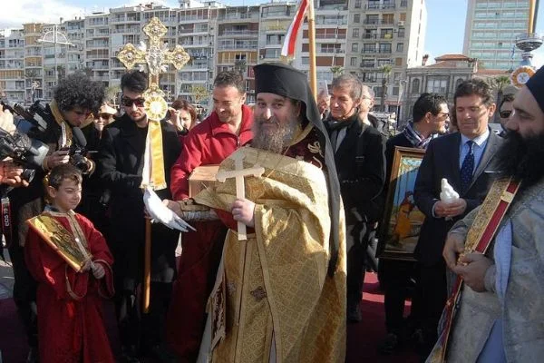 İzmir'de denizden haç çıkarma töreni yapıldı