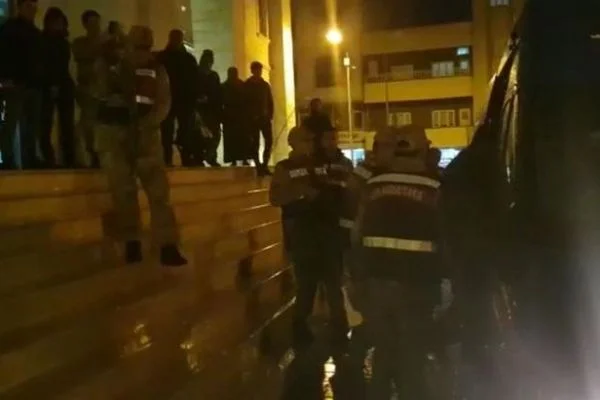 İzmir'de FETÖnün TSK yapılanmasına yönelik operasyon