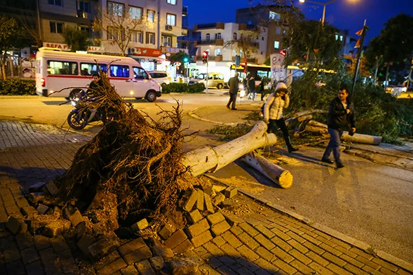 İzmir'de kuvvetli lodos hayatı olumsuz etkiledi
