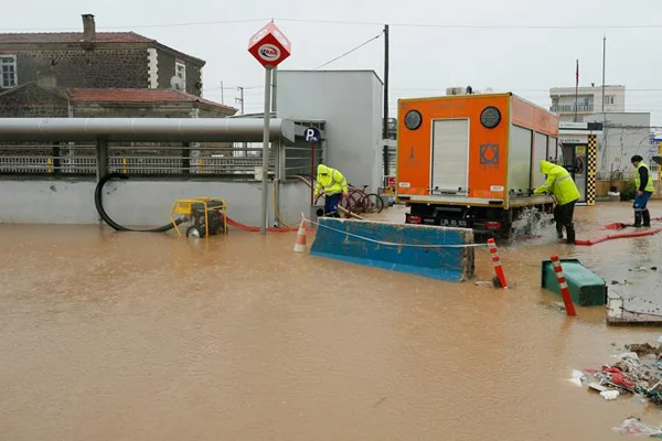 İzmir'de sağanak su baskınlarına neden oldu