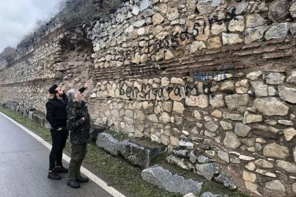 İznik'te tarihi surlara saygısızlık