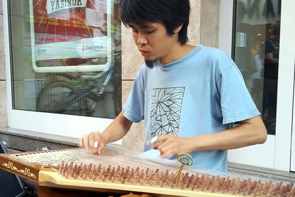 Japon müzisyenden Taksim'de ''kanun'' dinletisi