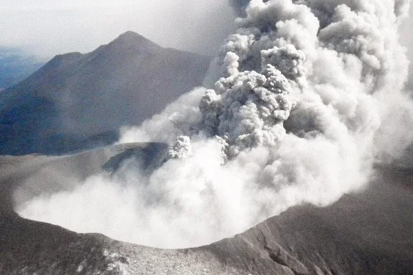 Japonya'da Shindake yanardağı patladı