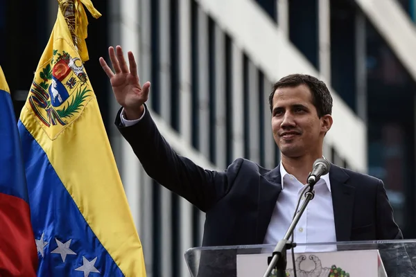 Juan Guaido: Maduro'yu devirebilmek için askerler ile görüşüyorum