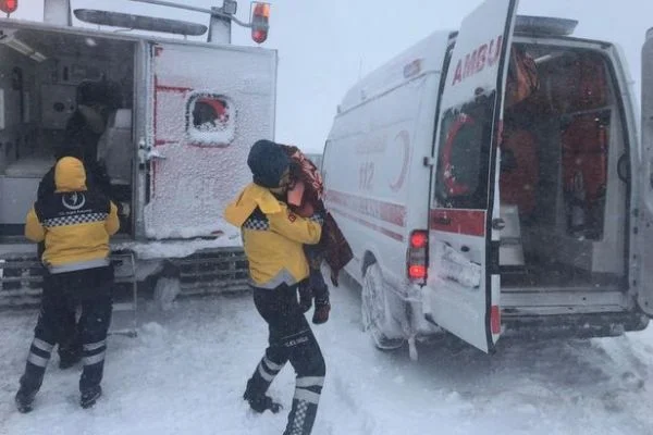 Kahramanmaraş'ta yolda mahsur kalan aile donmak üzereyken kurtardı