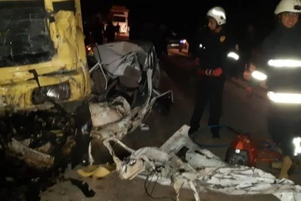 Kamyonla çarpışan otomobilin sürücüsü hayatını kaybetti