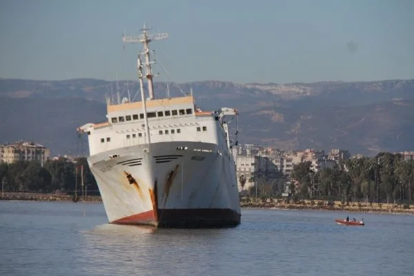 Karaya oturan gemi satışa çıkarıldı
