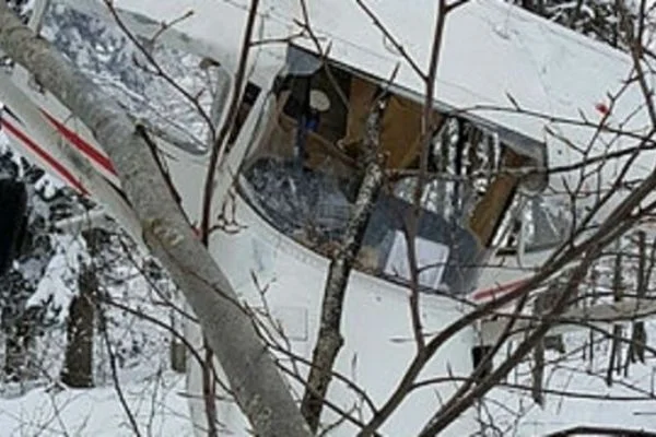 Kartepe'de motoru duran eğitim uçağı düştü