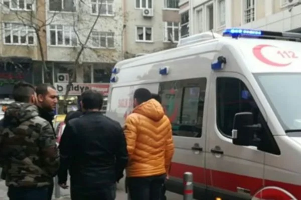 Kavgayı ayırmak isterken bıçaklandı
