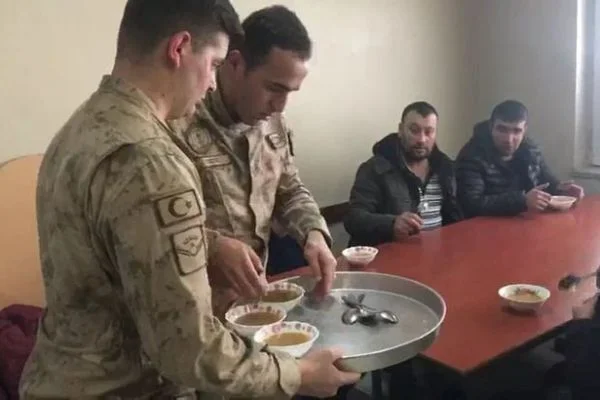 Kızıldağ Geçidi'nde yolda kalanlara Mehmetçik'ten sıcak çorba