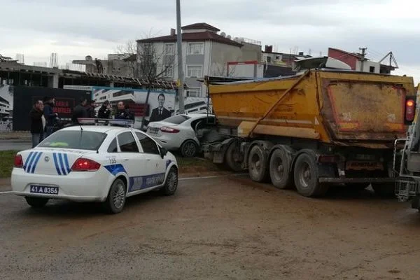 Kocaeli'de feci kaza! TIR ve otomobil kafa kafaya çarpıştı