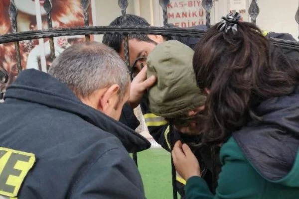 Korkunç görüntü! Demir parmaklıklara sıkıştı