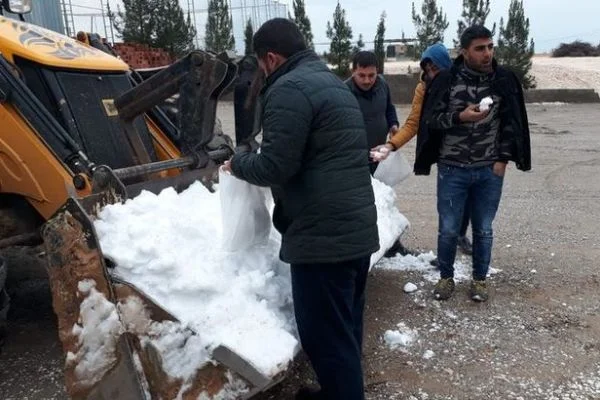 Köye Nemrut Dağı'ndan kar getirdi