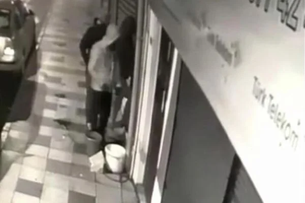 Kuyumcudan 40 kilo altın, 750 bin lira çaldılar