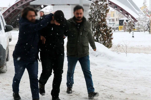 Lise öğrencisi ders sırasında öğretmenini vurdu