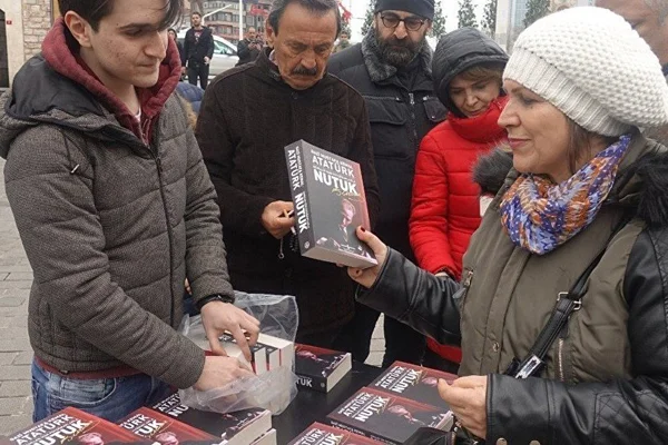 Lise öğrencisi, Yılmaz Özdil'e tepki olarak ücretsiz 'Nutuk' dağıttı