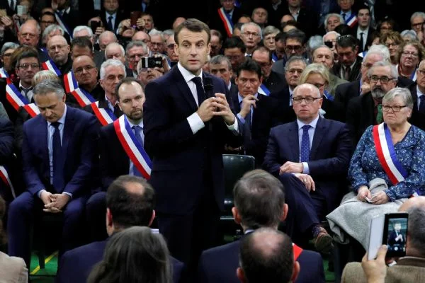 Macron, Fransa'da ikna turları yapıyor