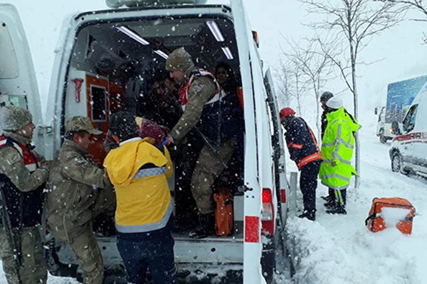 Malatya'da ambulans ile kamyonet çarpıştı: 4 yaralı