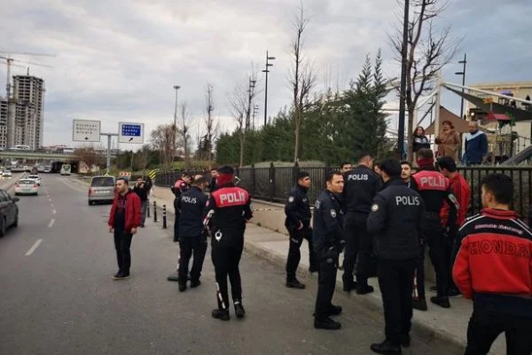 Maltepe'de AVM önünde hareketlilik