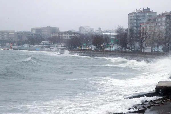 Marmara Denizi'nde ulaşıma poyraz engeli