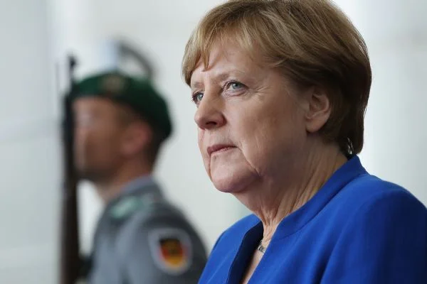 Merkel: Türkiye'ye daha fazla mülteci gönderilmeli