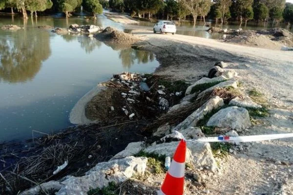 Mersin'de sulama kanalına düşen öğretmen kayboldu