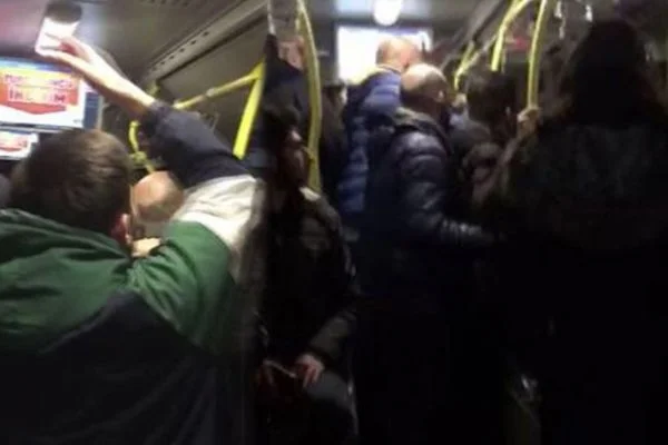 Metrobüste taraftarlar birbirine girdi