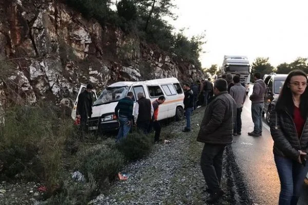 Muğla'da askerleri taşıyan minibüs kayalıklara çarptı