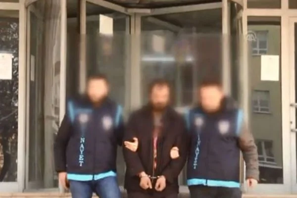 Oğluyla arkadaşlığını istemeyen kadının evini bastı, komşusunu öldürdü