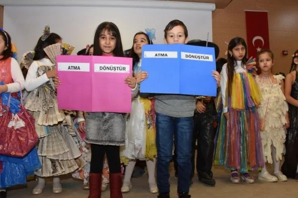 Öğrenciler atık eşyalardan elbise yaptı