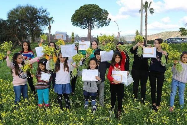 Öğrencilerden 'Türkiye'de kar, Antalya'da bahar. İyi tatiller' mesajı