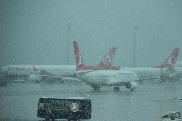 Olumsuz hava koşulları uçuşları aksattı