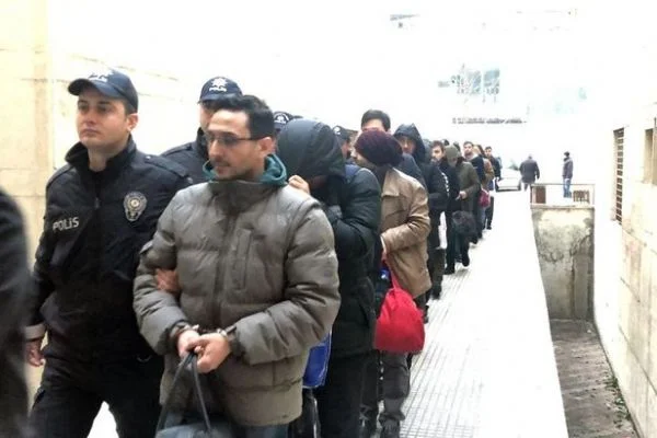 Operasyonda gözaltına alınan 14'ü muvazzaf 22 şüphelinden 10'u tutuklandı