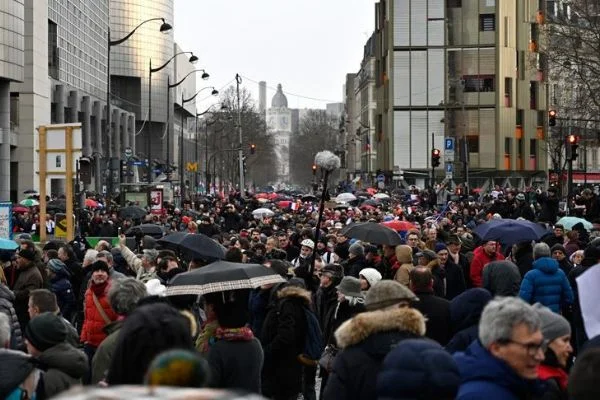Paris'te 'kırmızı fularlılar'dan sarı yeleklilere karşı gösteri