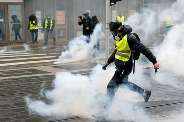 Paris'te sarı yeleklilere müdahale