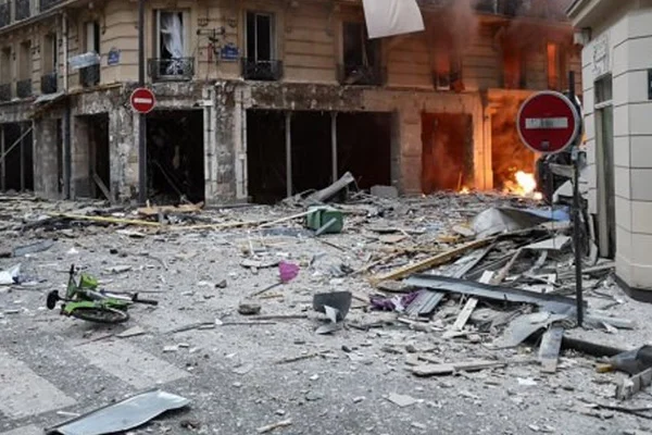 Paris'te şiddetli patlama