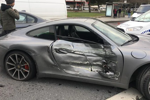 Ralli pilotu lüks otomobiliyle Kağıthane'de kaza yaptı