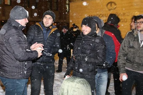 Rektör öğrencilerle kar topu oynadı