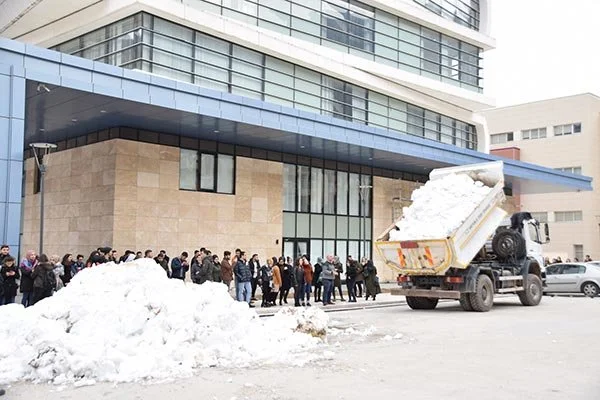 Rektörden öğrencilere 2 kamyon dolusu kar sürprizi