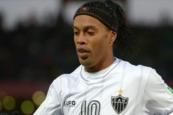 Ronaldinho'nun ülke dışına çıkması yasaklandı