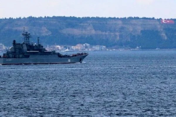 Rus gemisi Çanakkale Boğazı'ndan geçti