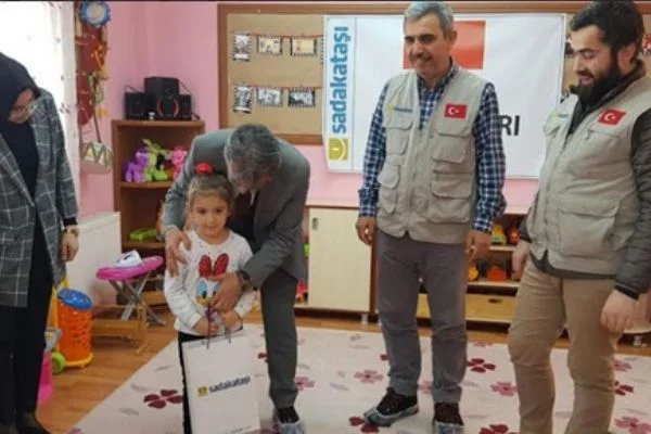 Sadakataşı Türkiye kış yardımlarını sürdürüyor