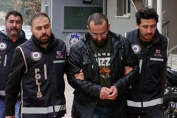 Sahte kimlikle yakalanan FETÖ firarisi iş adamı adliyeye sevk edildi