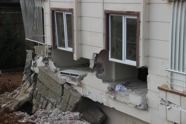 Şanlıurfa'da istinat duvarı çöktü