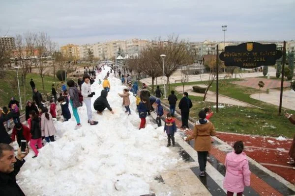 Şanlıurfa'da tatile çıkan öğrencilere kar jesti
