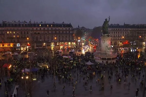 Sarı yeleklilerin Paris'te düzenlediği Sarı Gece olaylı bitti
